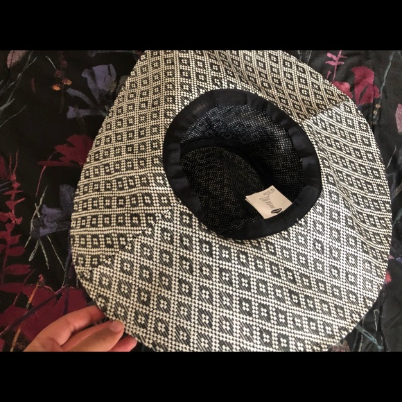 Old Navy Black and White Floppy Summer Hat - Picture 3 of 4